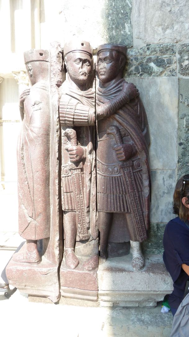 The sculpture of the two emperors and two ceasars